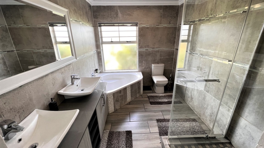 4 Bedroom Property for Sale in Langenhovenpark Free State